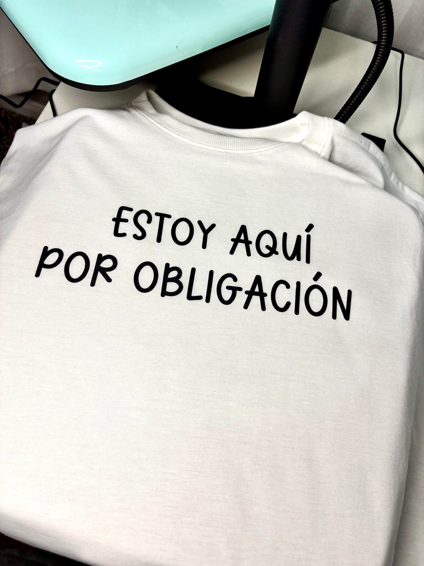 Estoy Aqui por Obligación T-shirt | Exprésate! Camisa con mensaje