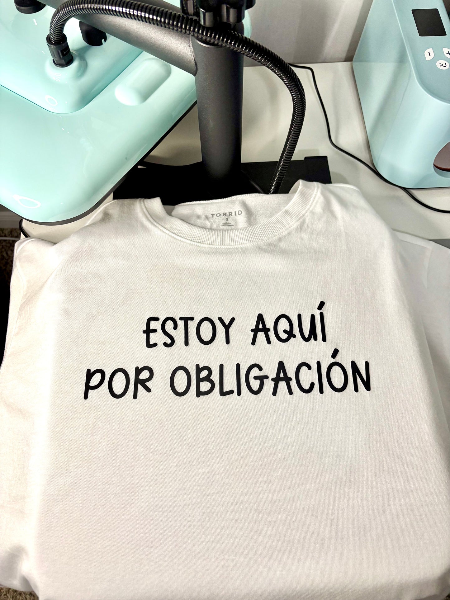 Estoy Aqui por Obligación T-shirt | Exprésate! Camisa con mensaje