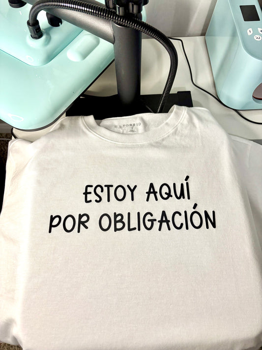 Estoy Aqui por Obligación T-shirt | Exprésate! Camisa con mensaje